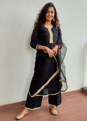 Kainaat Suit Set